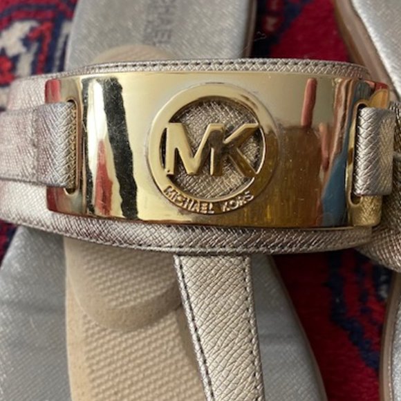 MICHAEL KORS * Gold LEATHER Warren FLIP FLOPS Sandals * EUC * 7-1/2 - Picture 3 of 10